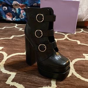 I am selling brand new nasty gal heeled boots. US size 9. Condition new.